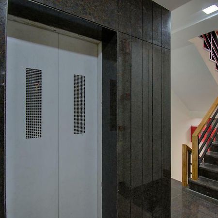 Hotel Amisha International Surat Buitenkant foto