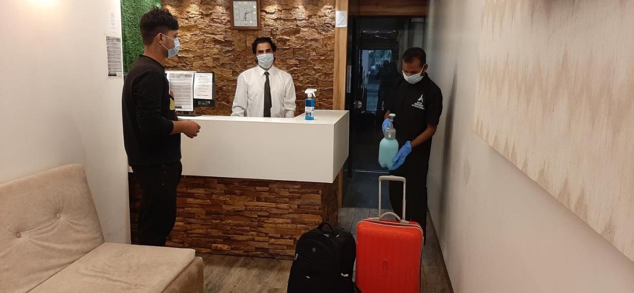 Hotel Amisha International Surat Buitenkant foto