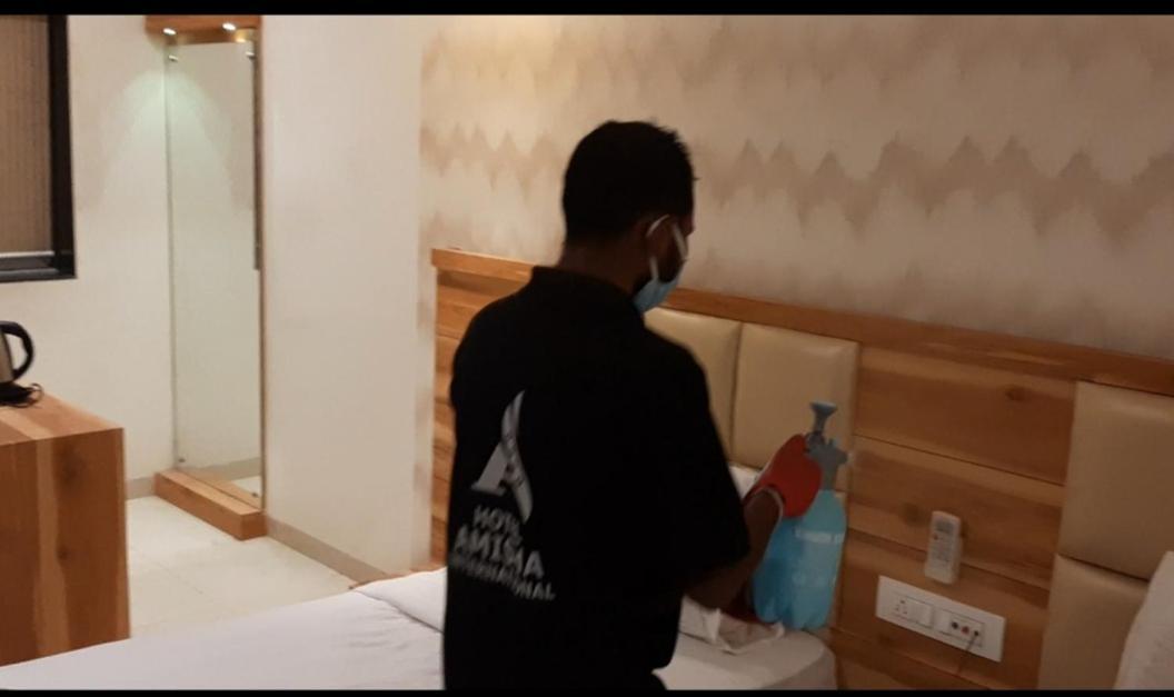 Hotel Amisha International Surat Buitenkant foto
