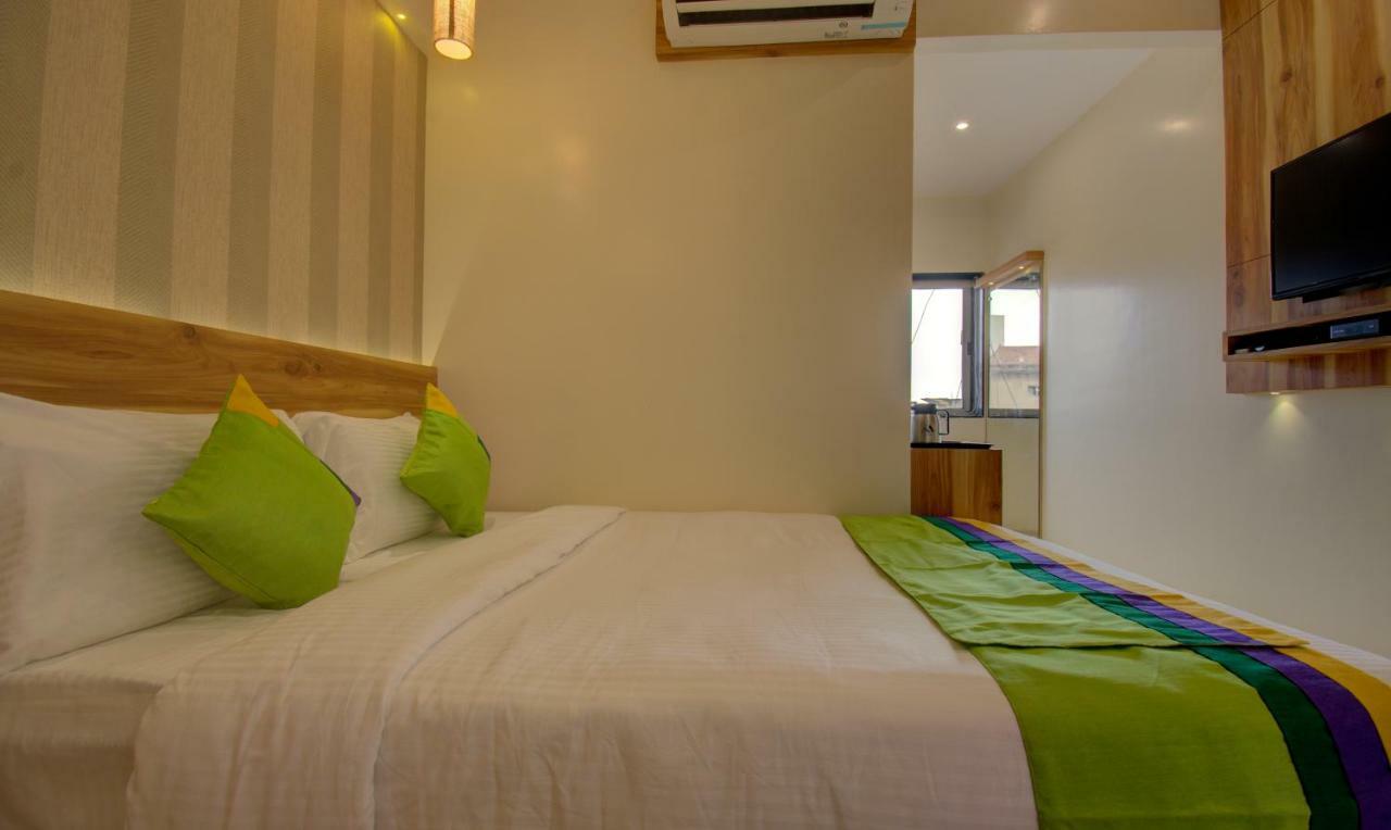 Hotel Amisha International Surat Buitenkant foto