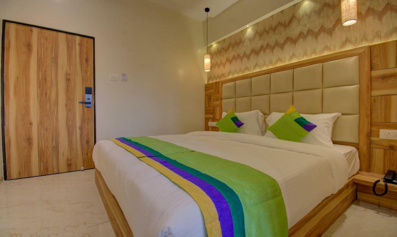 Hotel Amisha International Surat Buitenkant foto