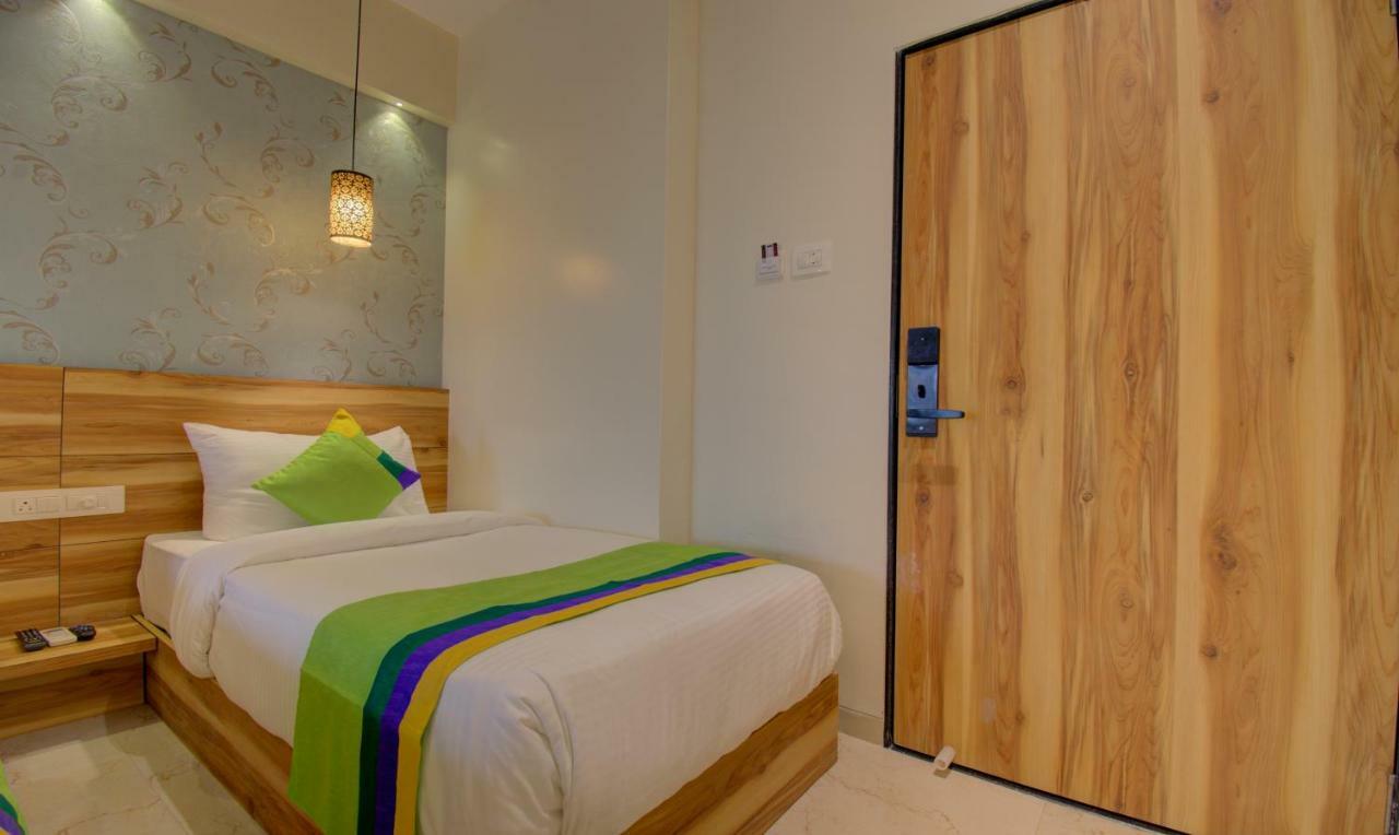 Hotel Amisha International Surat Buitenkant foto