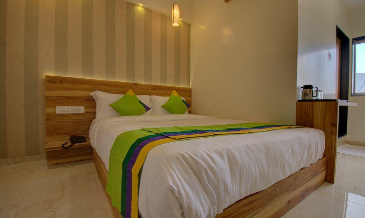 Hotel Amisha International Surat Buitenkant foto