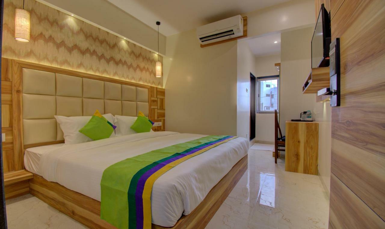 Hotel Amisha International Surat Buitenkant foto