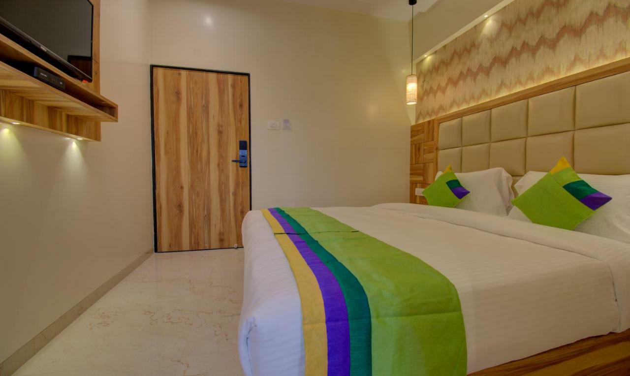 Hotel Amisha International Surat Buitenkant foto
