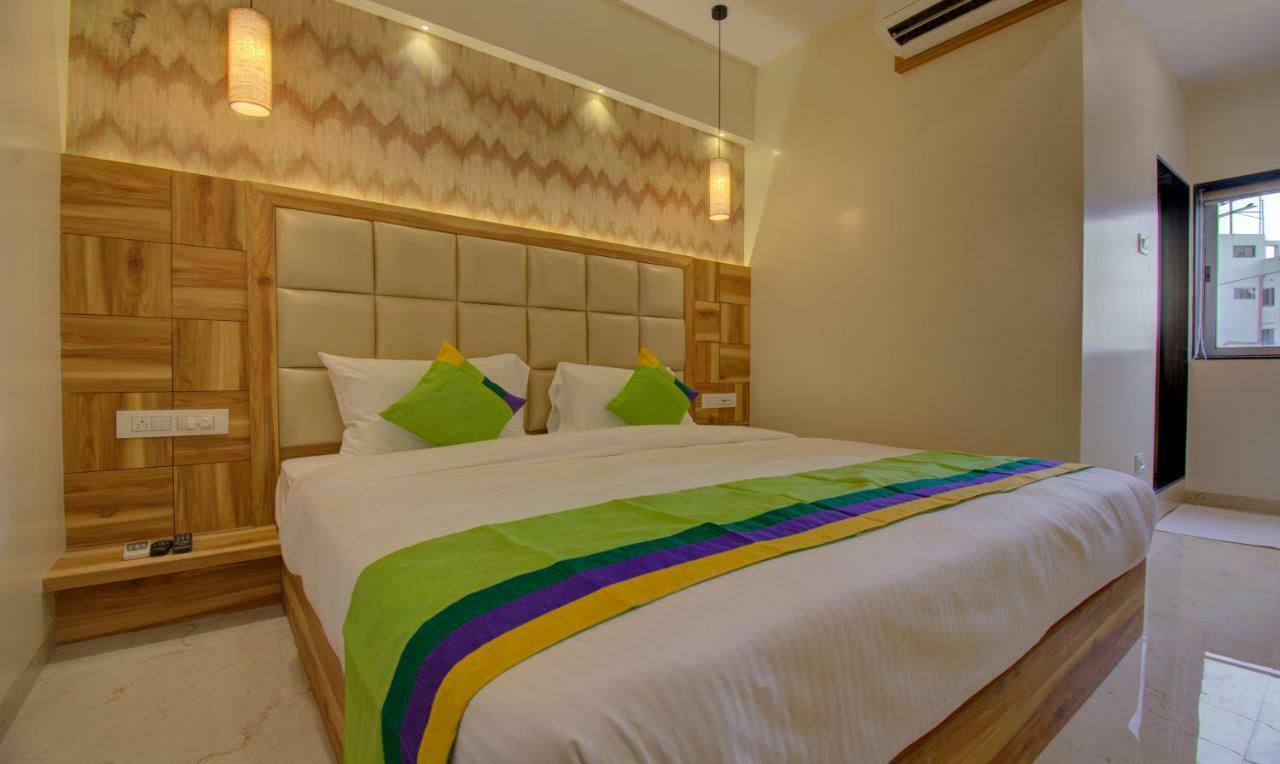 Hotel Amisha International Surat Buitenkant foto