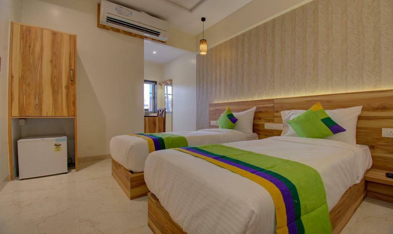 Hotel Amisha International Surat Buitenkant foto