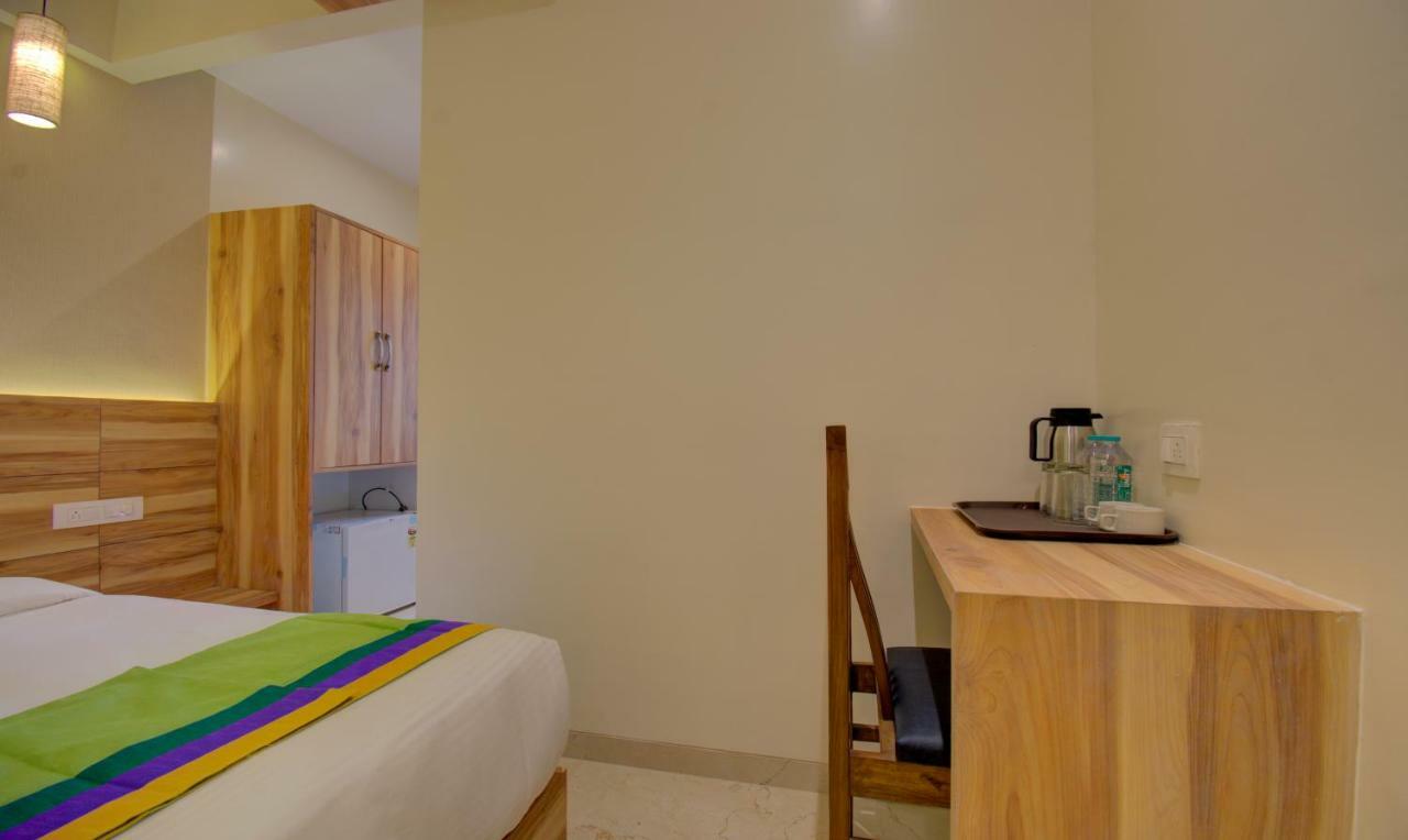 Hotel Amisha International Surat Buitenkant foto