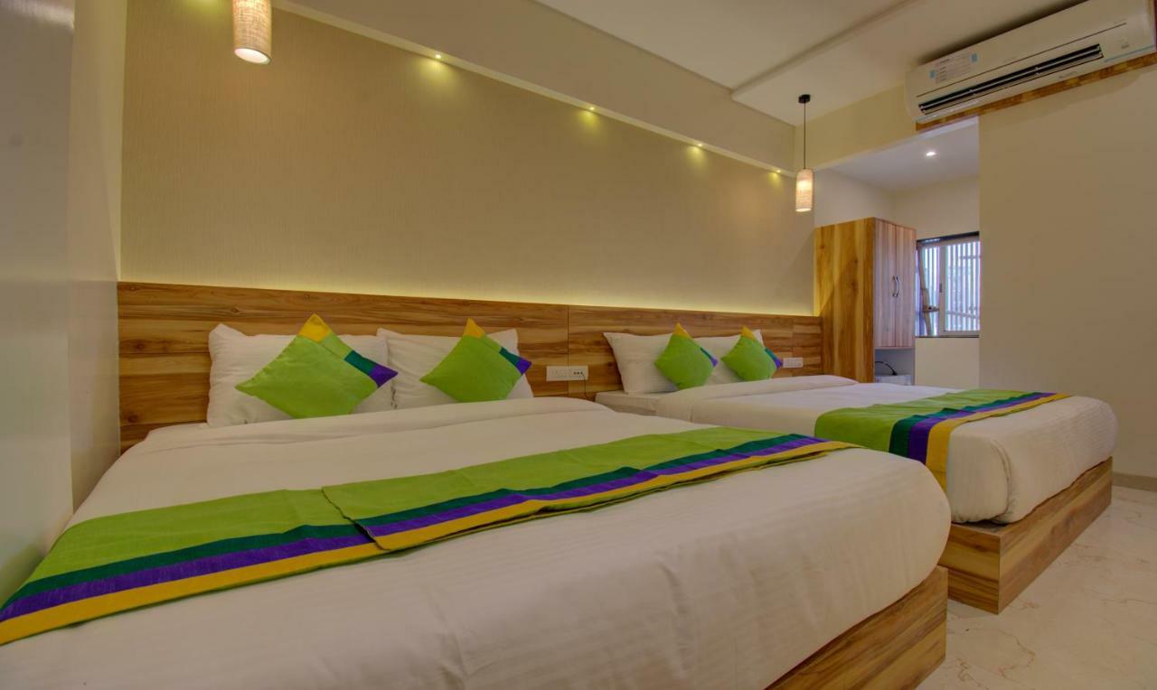 Hotel Amisha International Surat Buitenkant foto