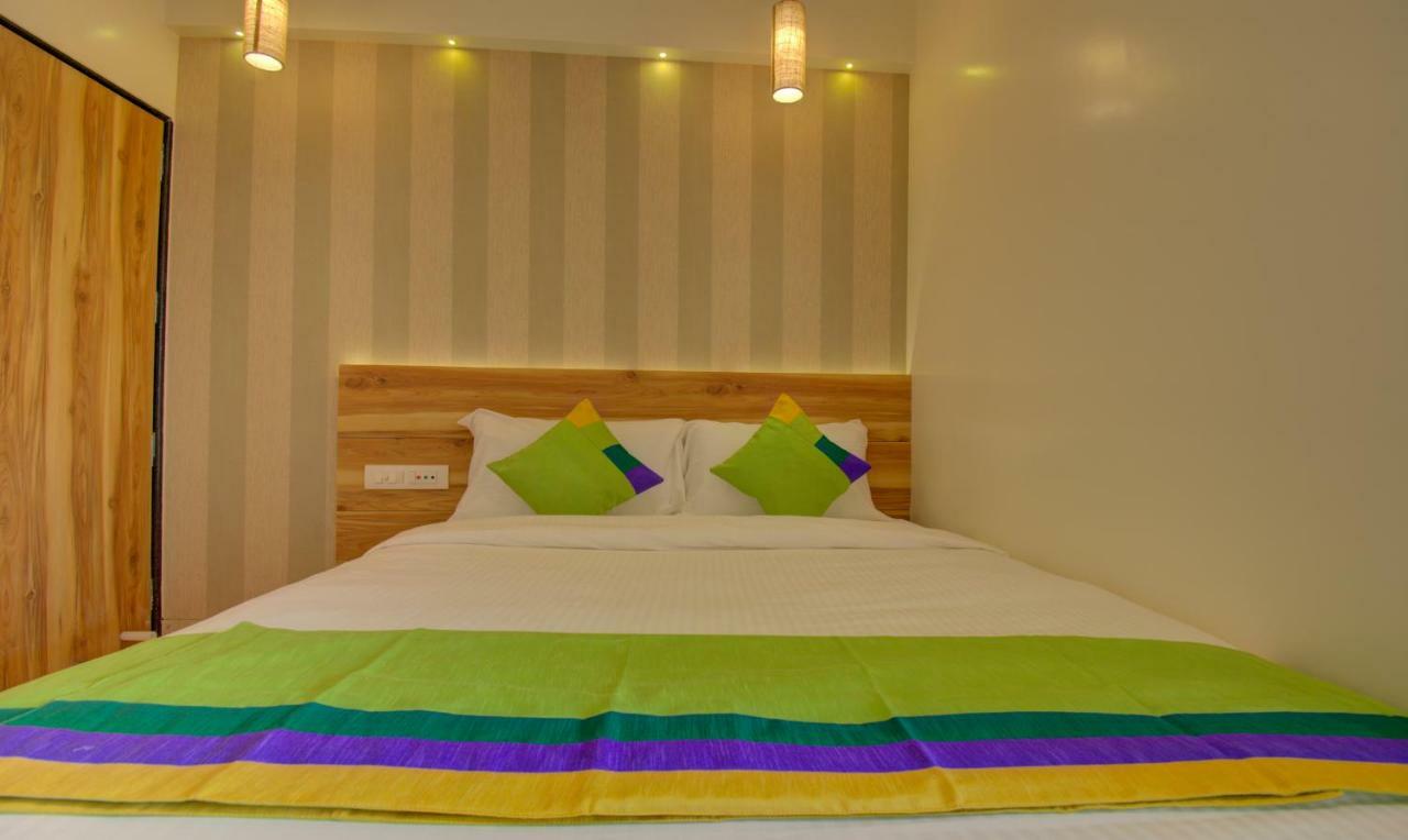 Hotel Amisha International Surat Buitenkant foto