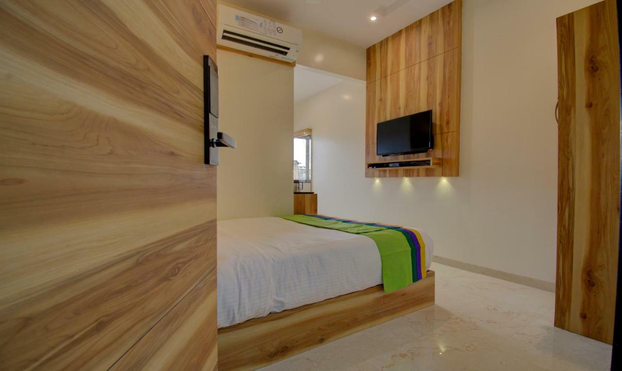 Hotel Amisha International Surat Buitenkant foto