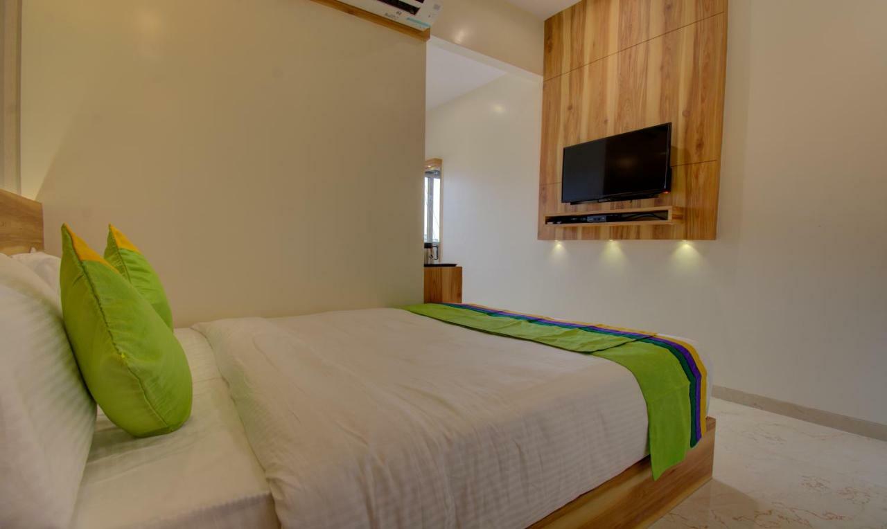 Hotel Amisha International Surat Buitenkant foto