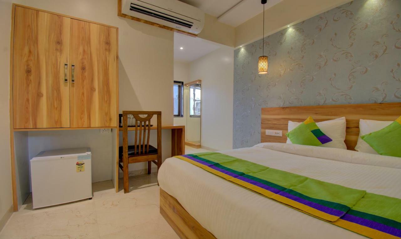 Hotel Amisha International Surat Buitenkant foto