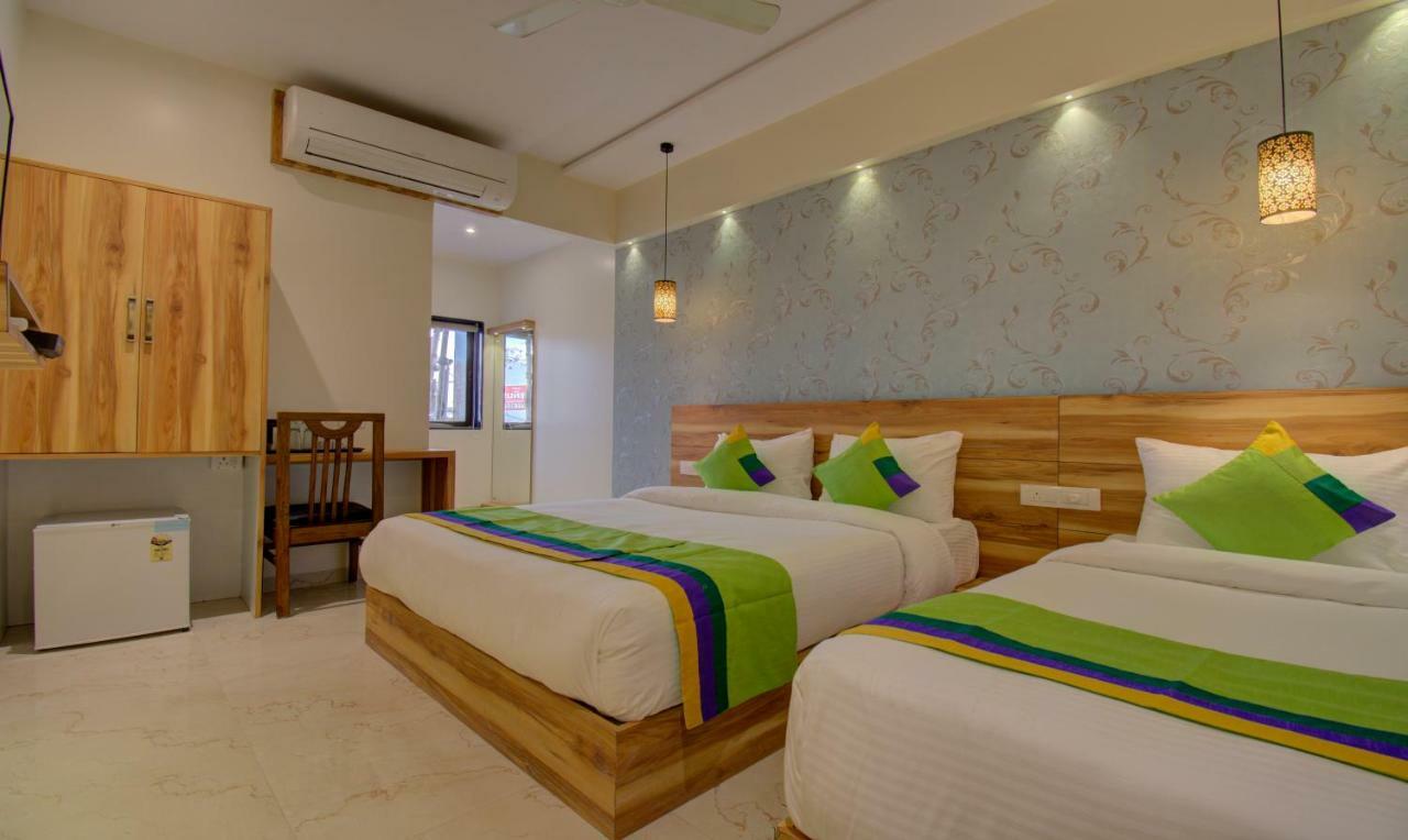 Hotel Amisha International Surat Buitenkant foto