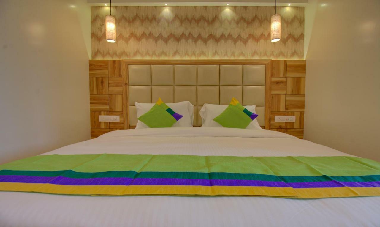 Hotel Amisha International Surat Buitenkant foto