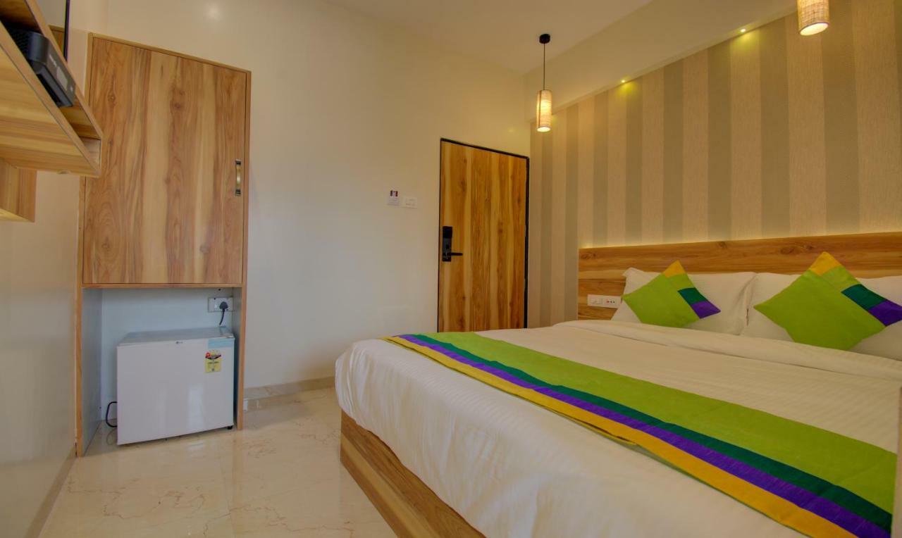 Hotel Amisha International Surat Buitenkant foto
