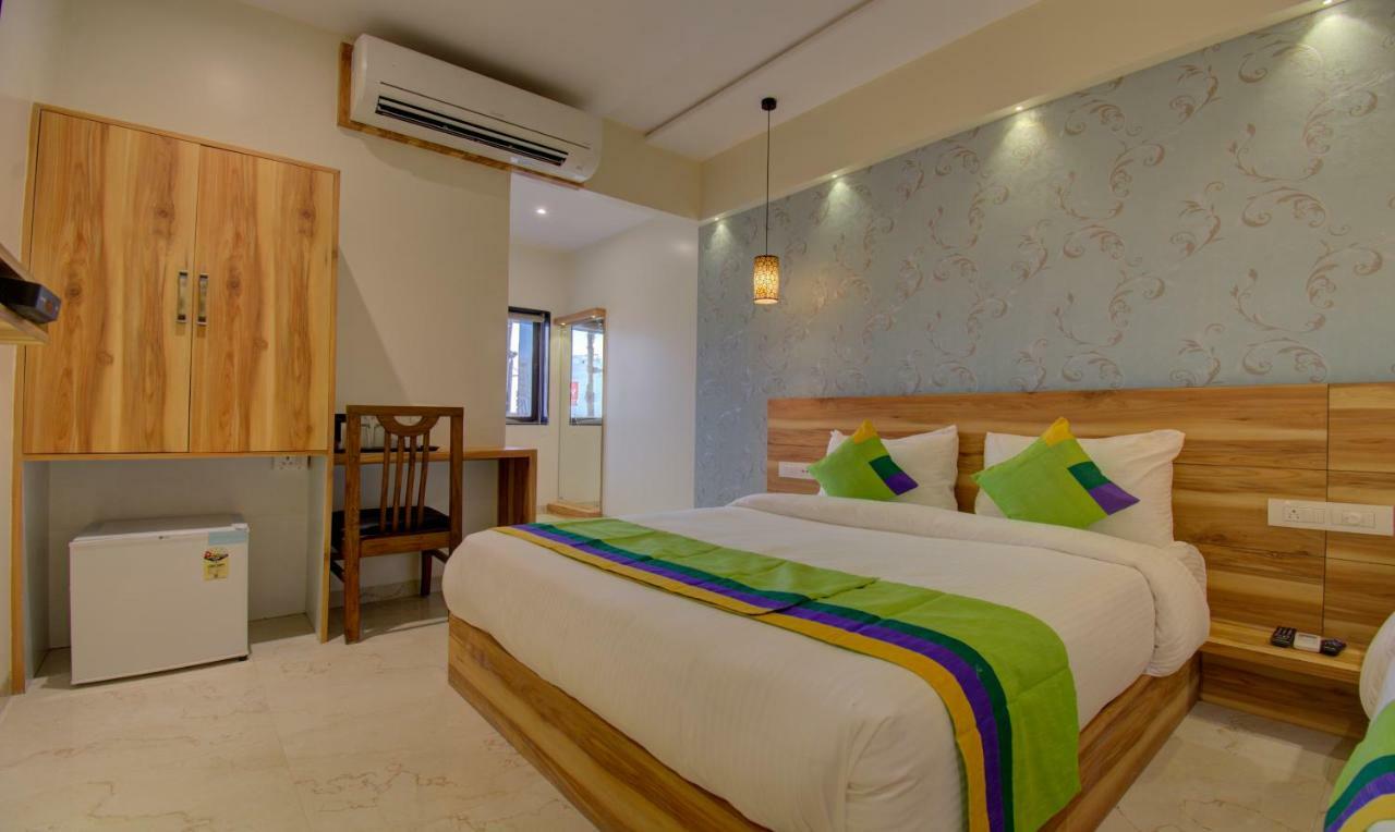 Hotel Amisha International Surat Buitenkant foto