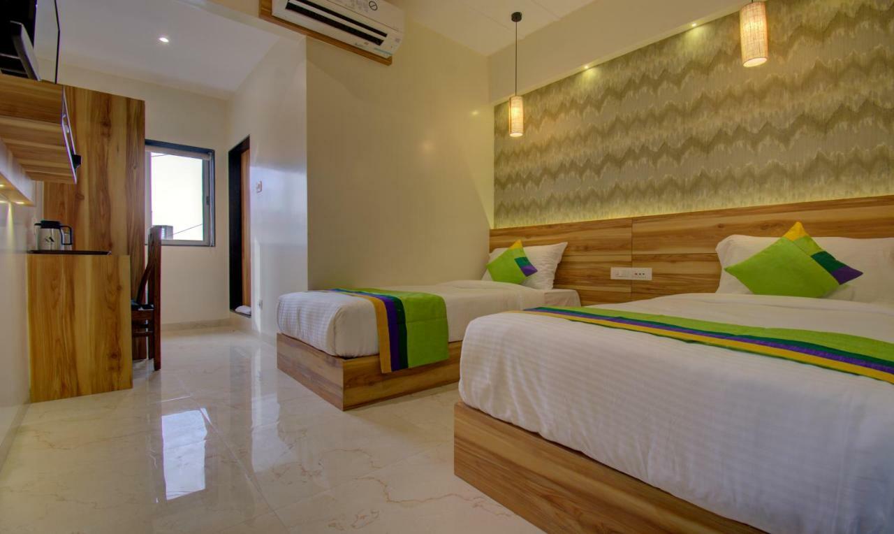 Hotel Amisha International Surat Buitenkant foto