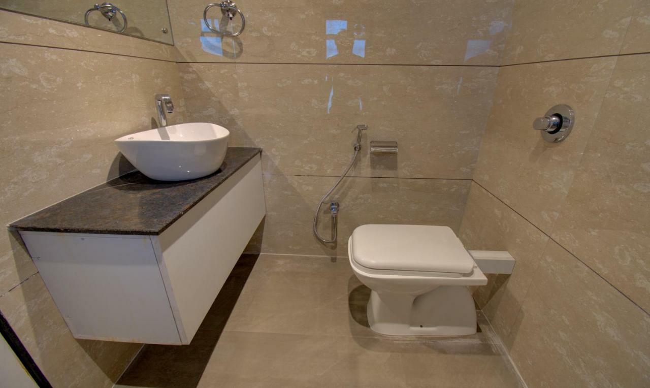 Hotel Amisha International Surat Buitenkant foto