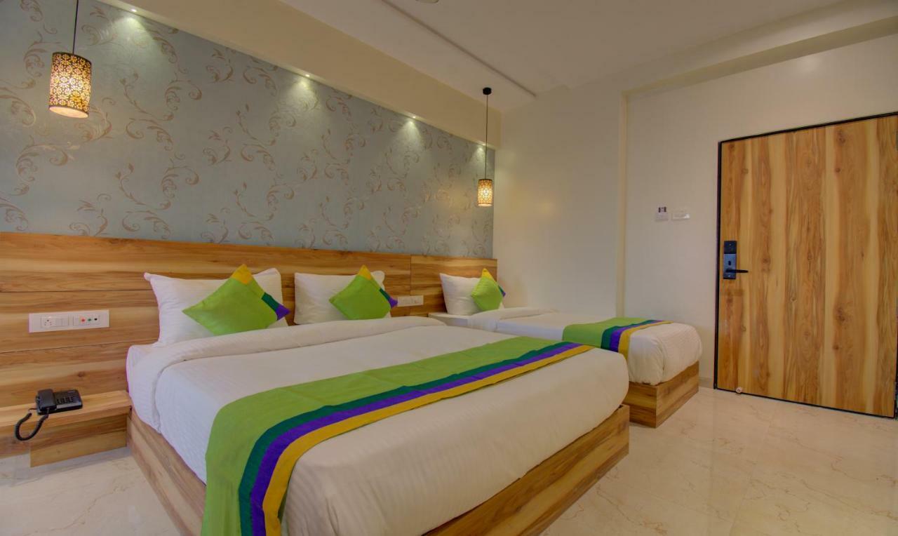 Hotel Amisha International Surat Buitenkant foto