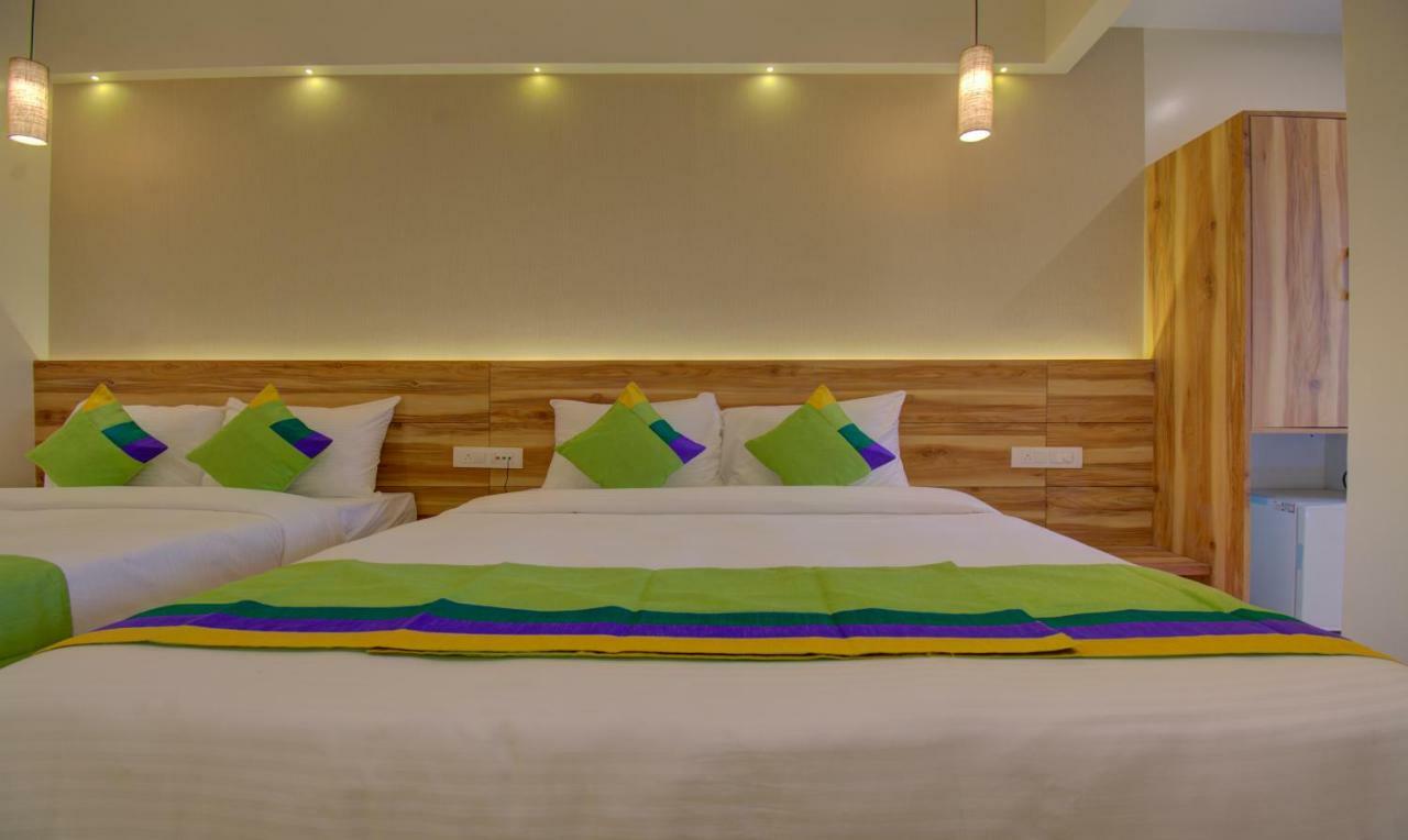 Hotel Amisha International Surat Buitenkant foto