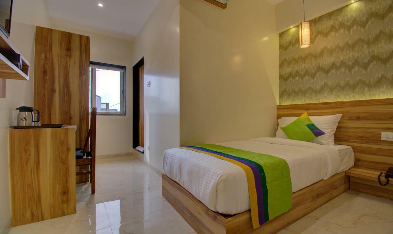 Hotel Amisha International Surat Buitenkant foto