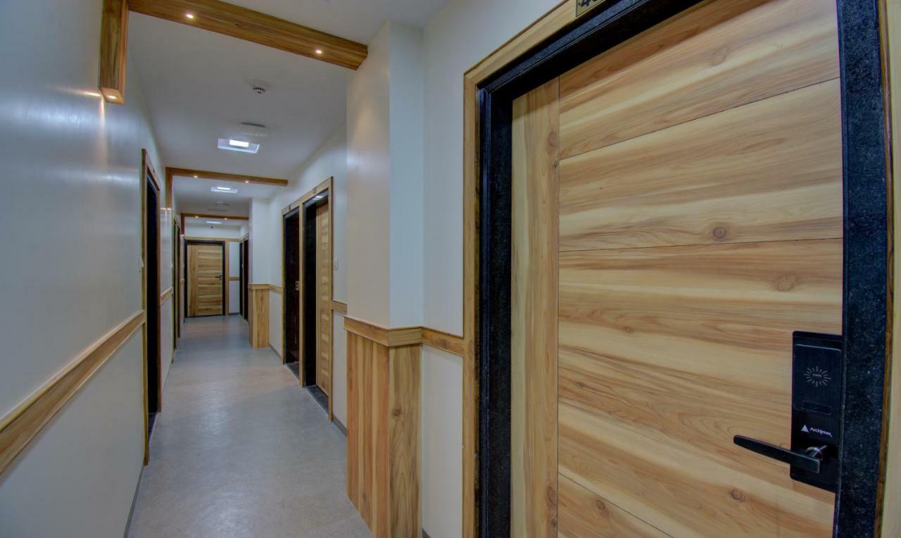 Hotel Amisha International Surat Buitenkant foto