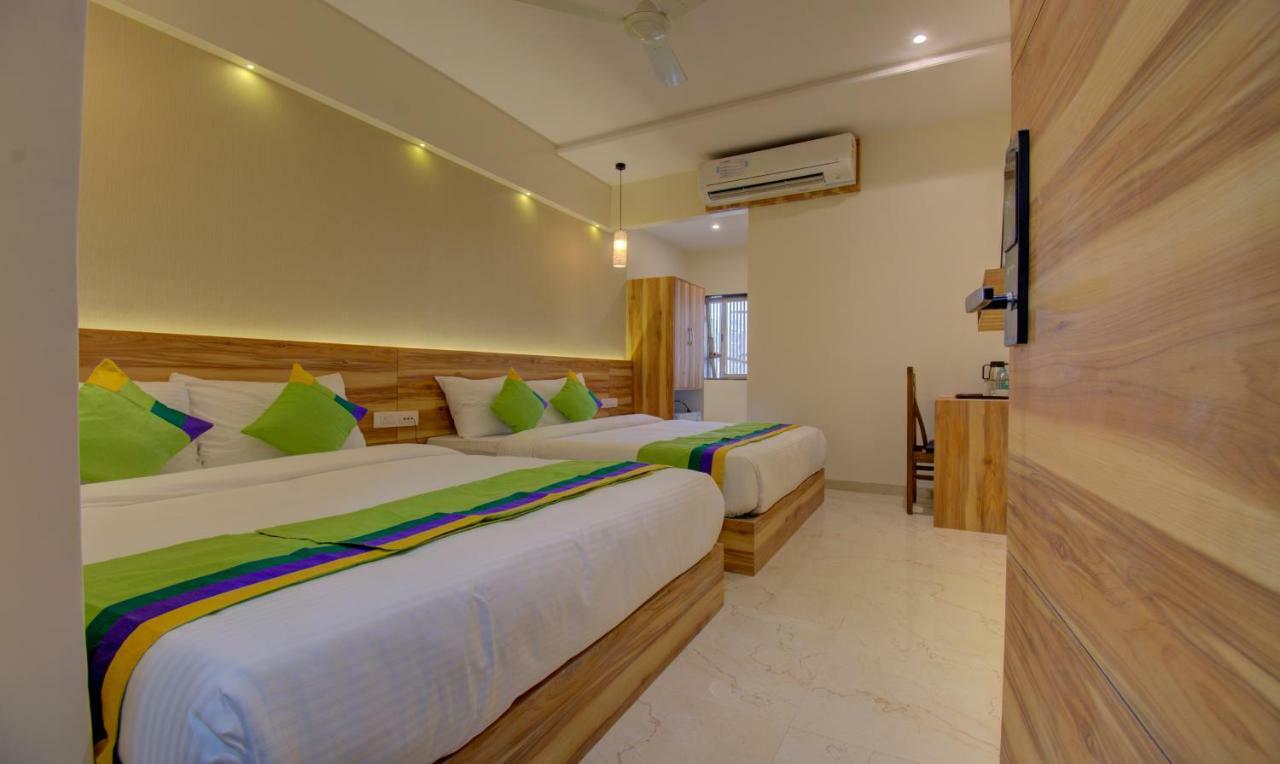 Hotel Amisha International Surat Buitenkant foto