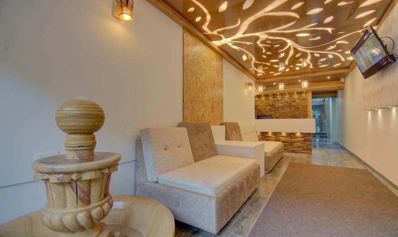 Hotel Amisha International Surat Buitenkant foto