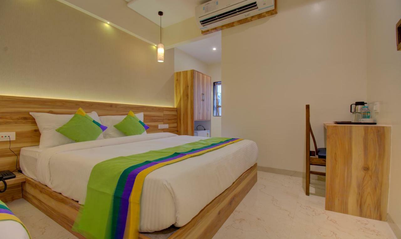 Hotel Amisha International Surat Buitenkant foto
