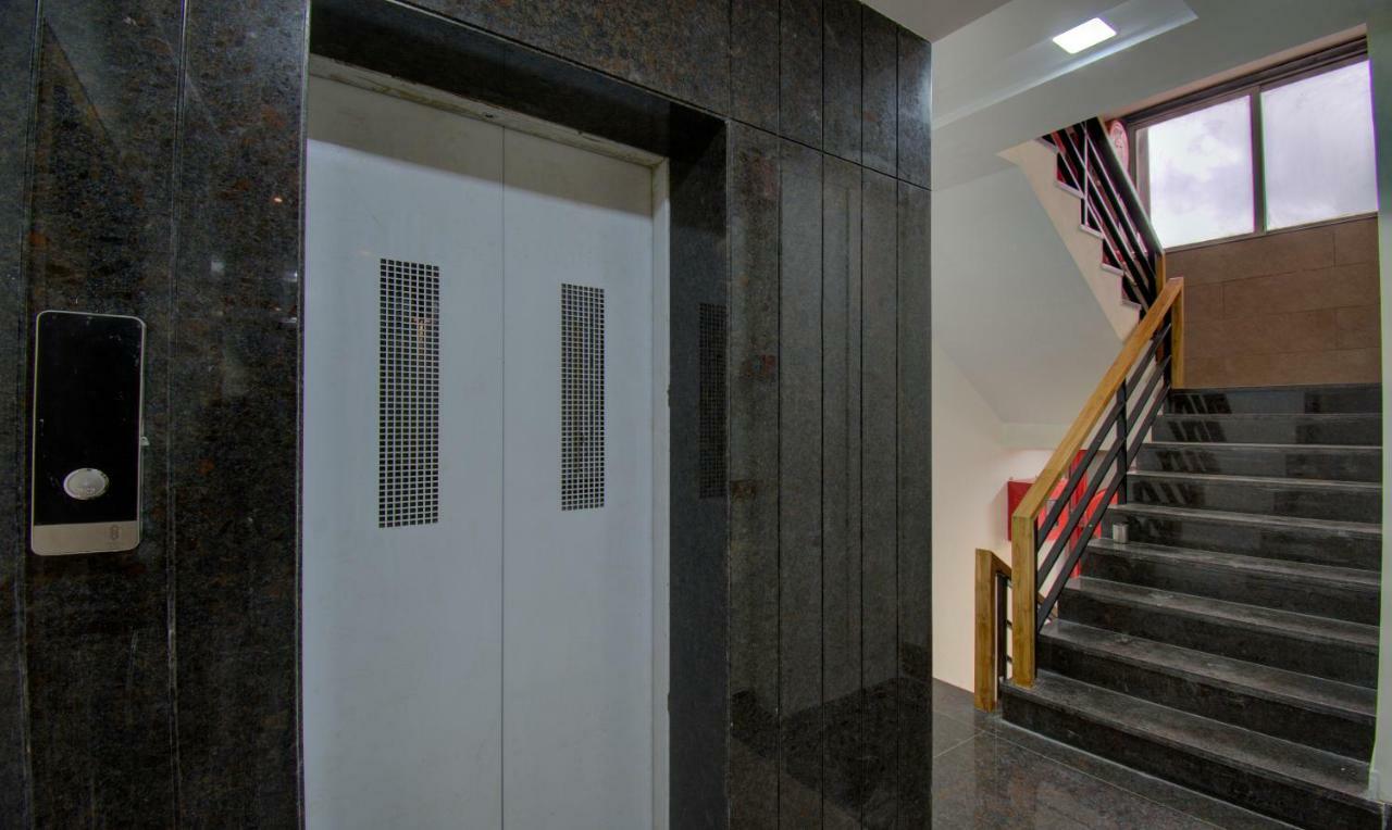 Hotel Amisha International Surat Buitenkant foto